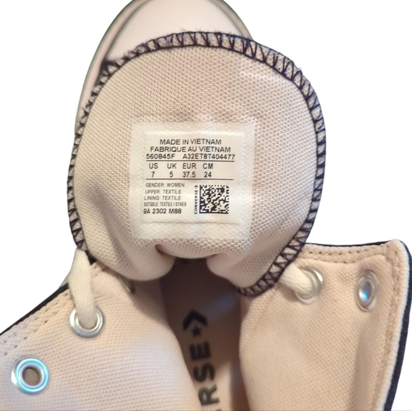 Converse Chuck Taylor All Star high-top sneaker. Size 7 - Picture 5 of 5